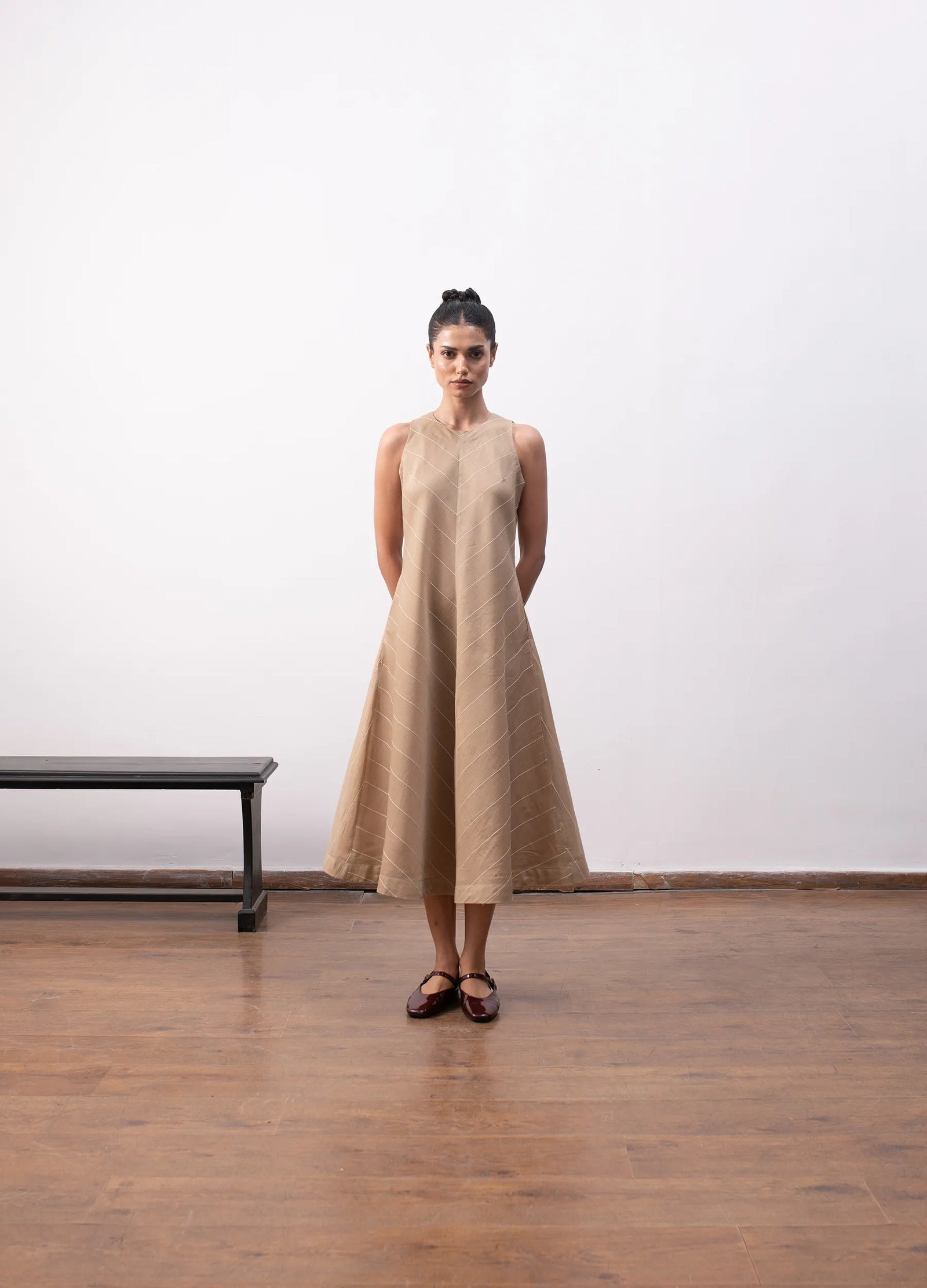 Beige dress with relaxed silhouette Hiranya