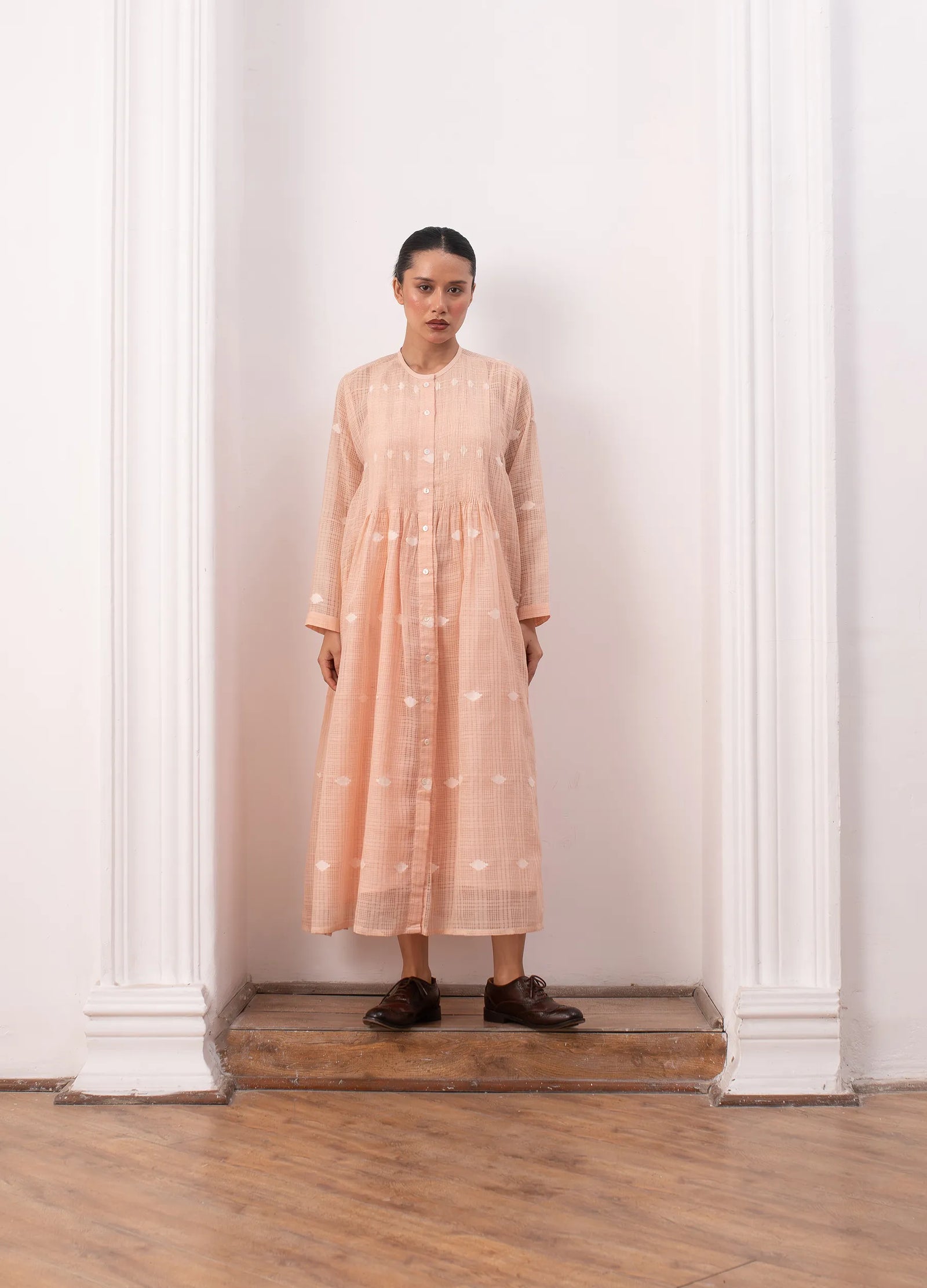 Peach midi dress with soft structure and flow - Hiranya