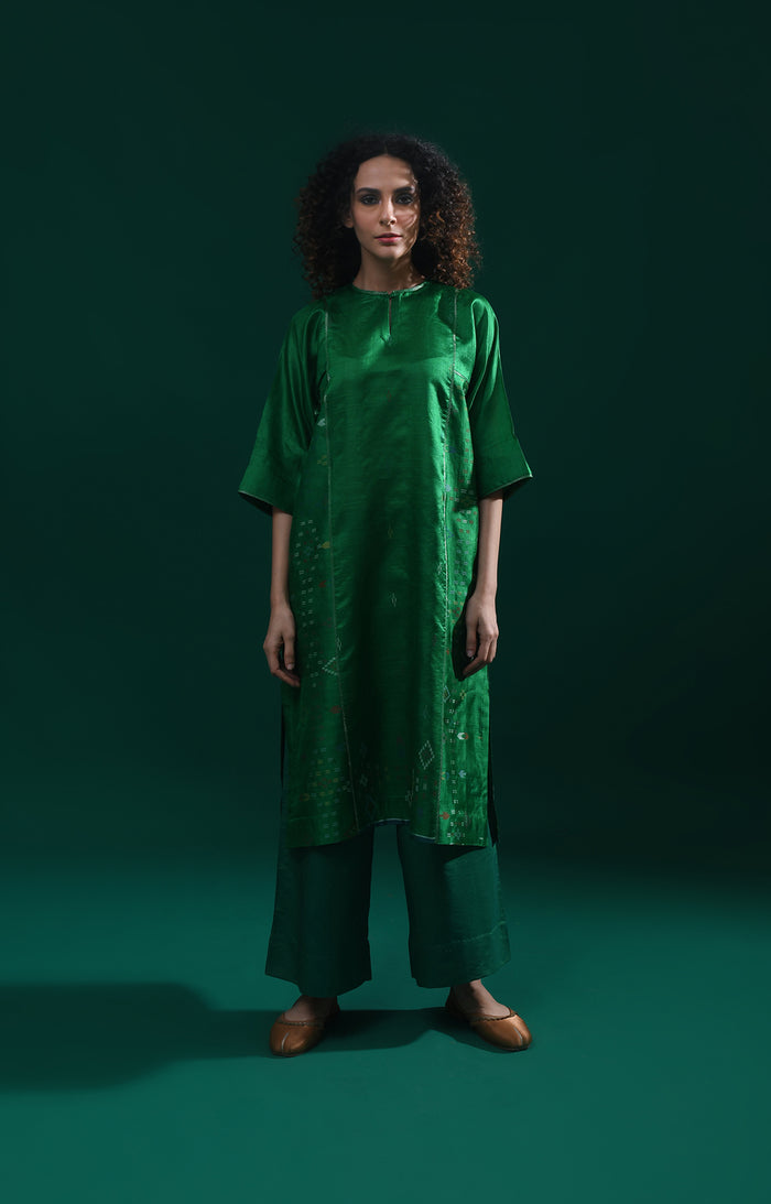 Emerald green silk Jamdani co-ord set with phiran-style tunic and matching pants - Hiranya 