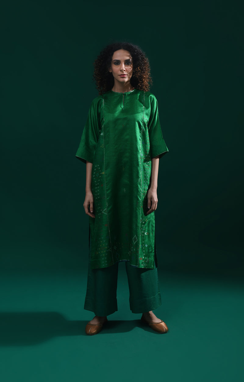 Emerald green silk Jamdani co-ord set with phiran-style tunic and matching pants - Hiranya 