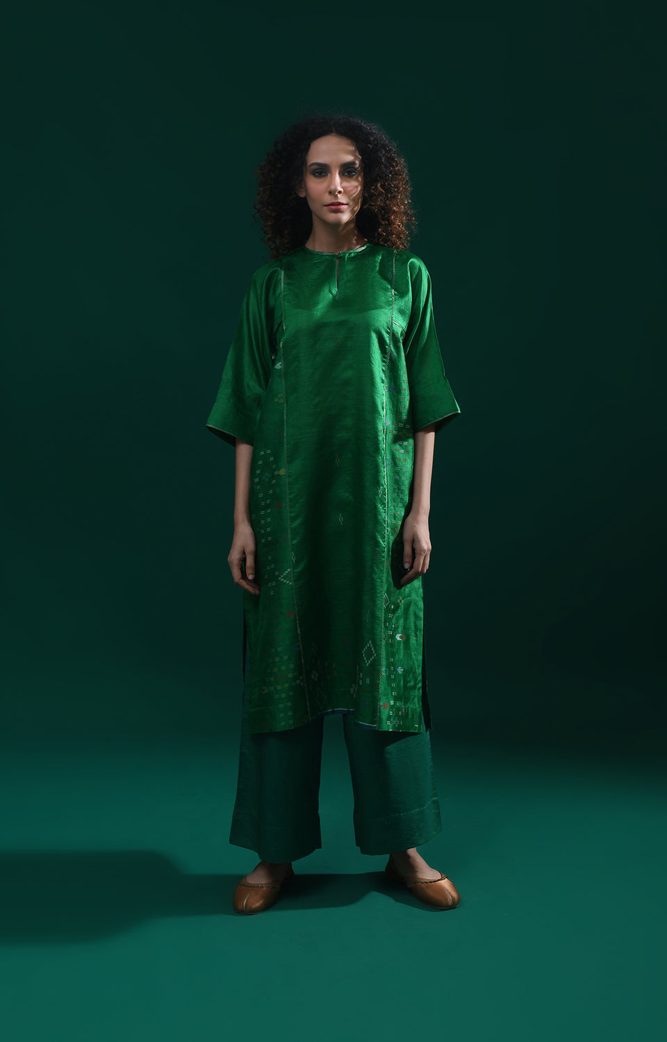 Emerald green silk Jamdani co-ord set with phiran-style tunic and matching pants - Hiranya 