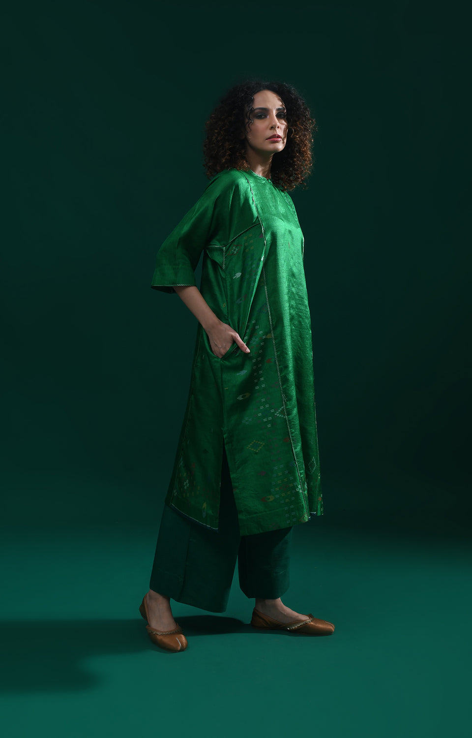 Emerald green silk Jamdani co-ord set with phiran-style tunic and matching pants - Hiranya 