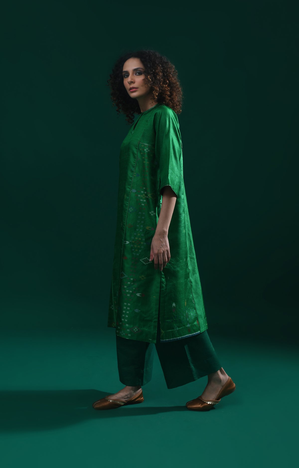 Emerald green silk Jamdani co-ord set with phiran-style tunic and matching pants - Hiranya 