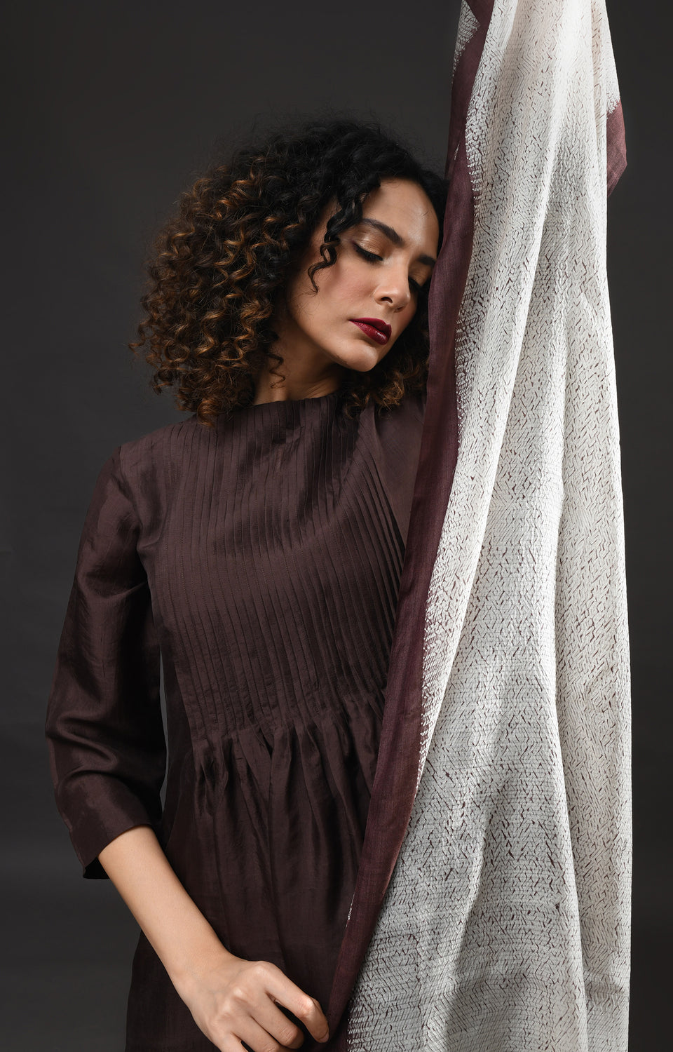 Dark brown mulberry silk pintuck dress with stole  – Midi dresses