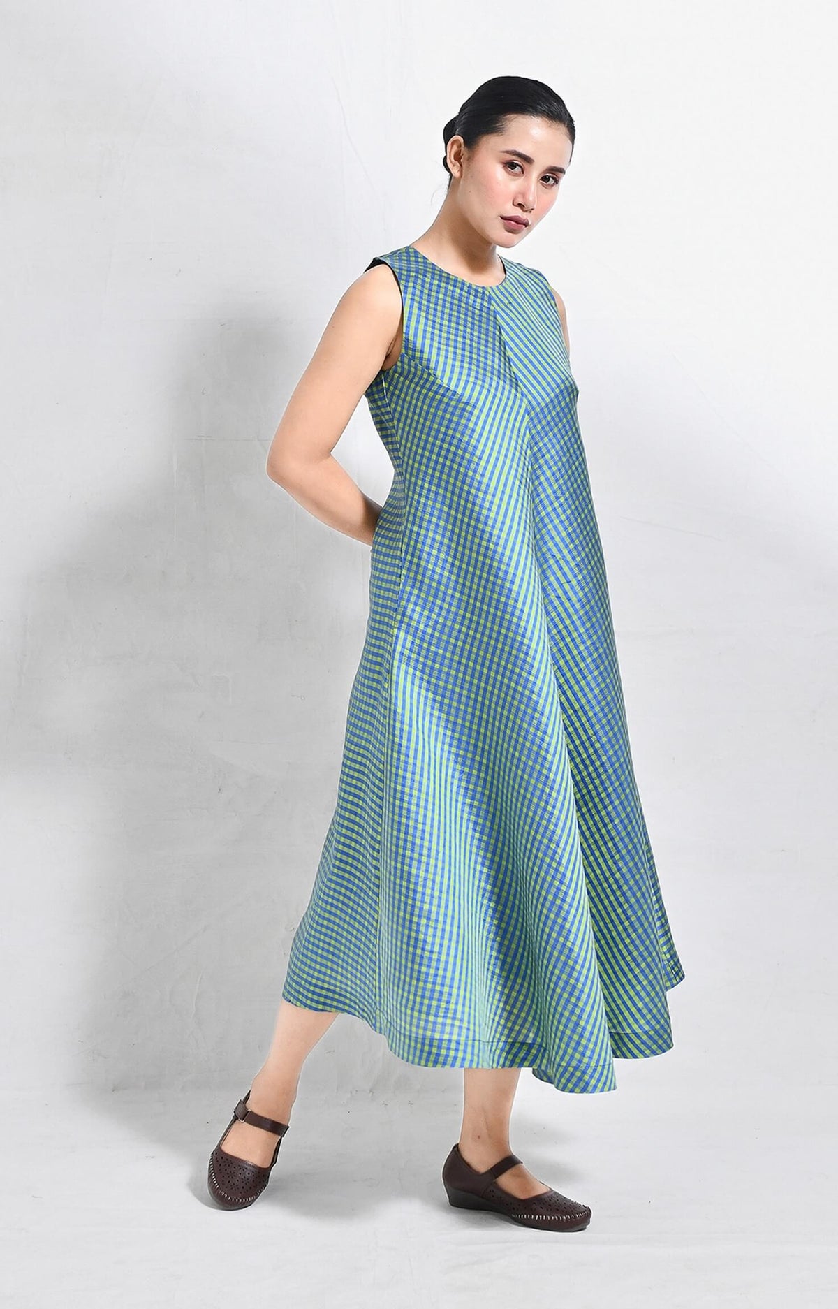 silk checks sleeveless A-line dress for women with tailored Design