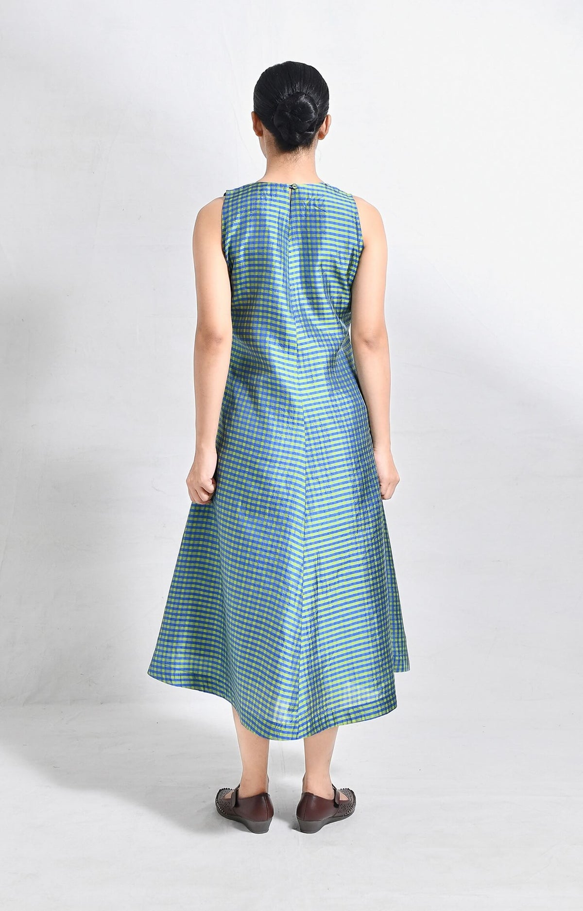 silk checks sleeveless A-line dress for women with tailored Design
