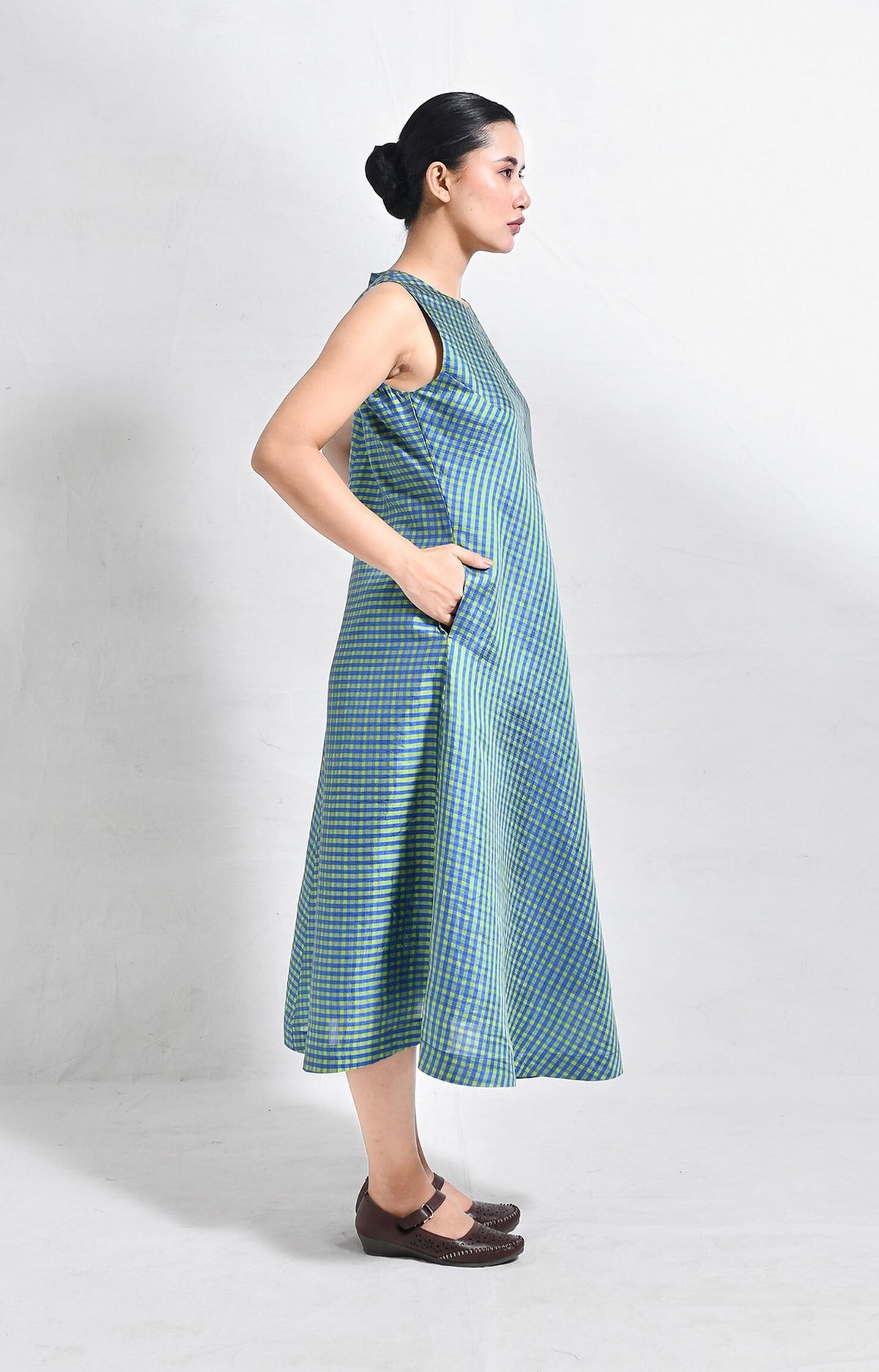 silk checks sleeveless A-line dress for women with tailored Design