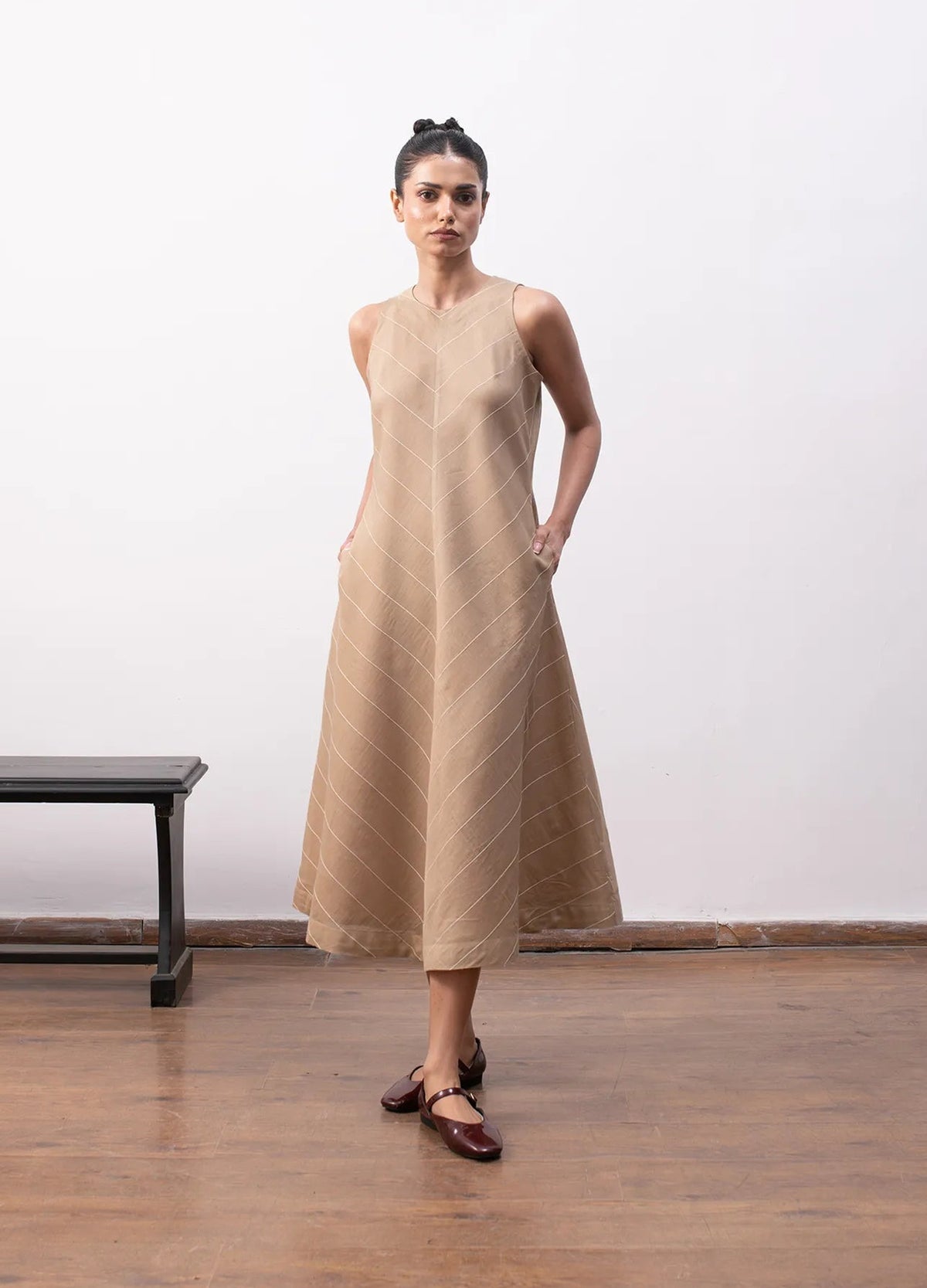 Beige dress with relaxed silhouette Hiranya