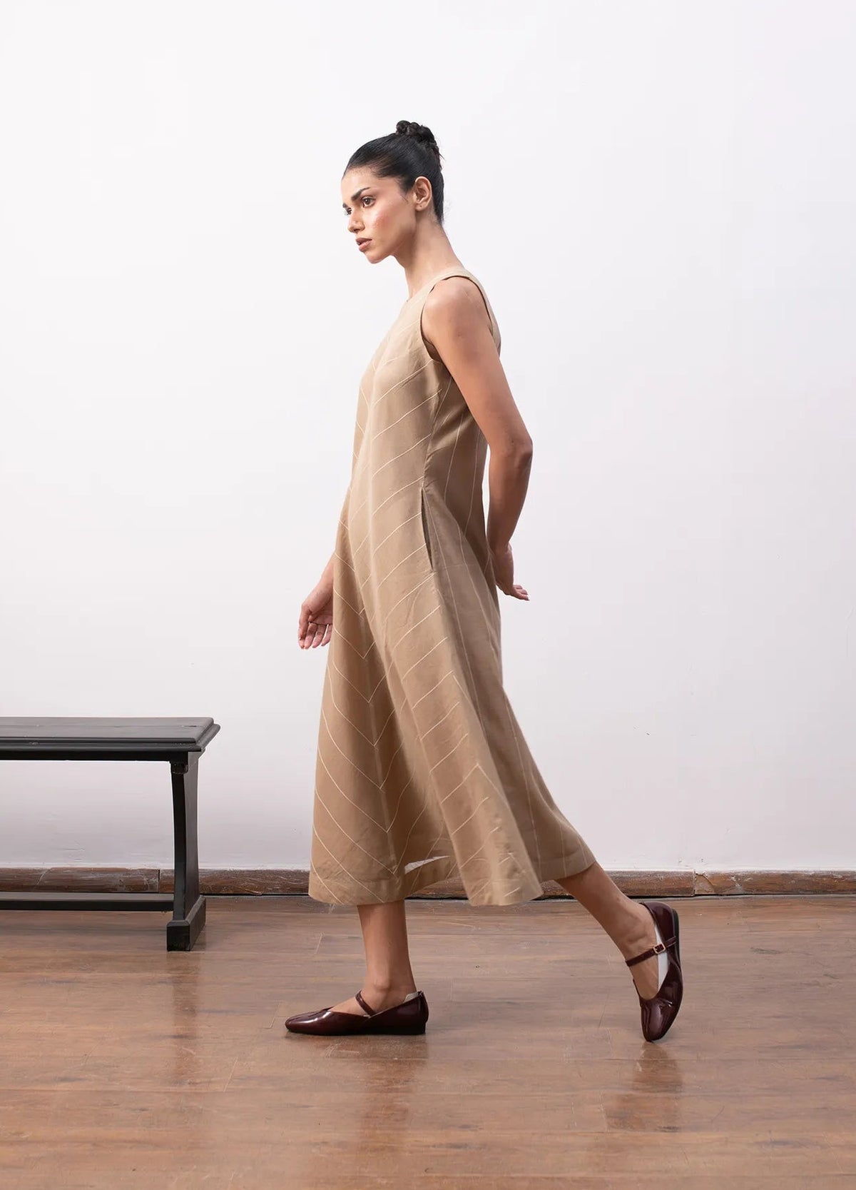 Beige dress with relaxed silhouette Hiranya