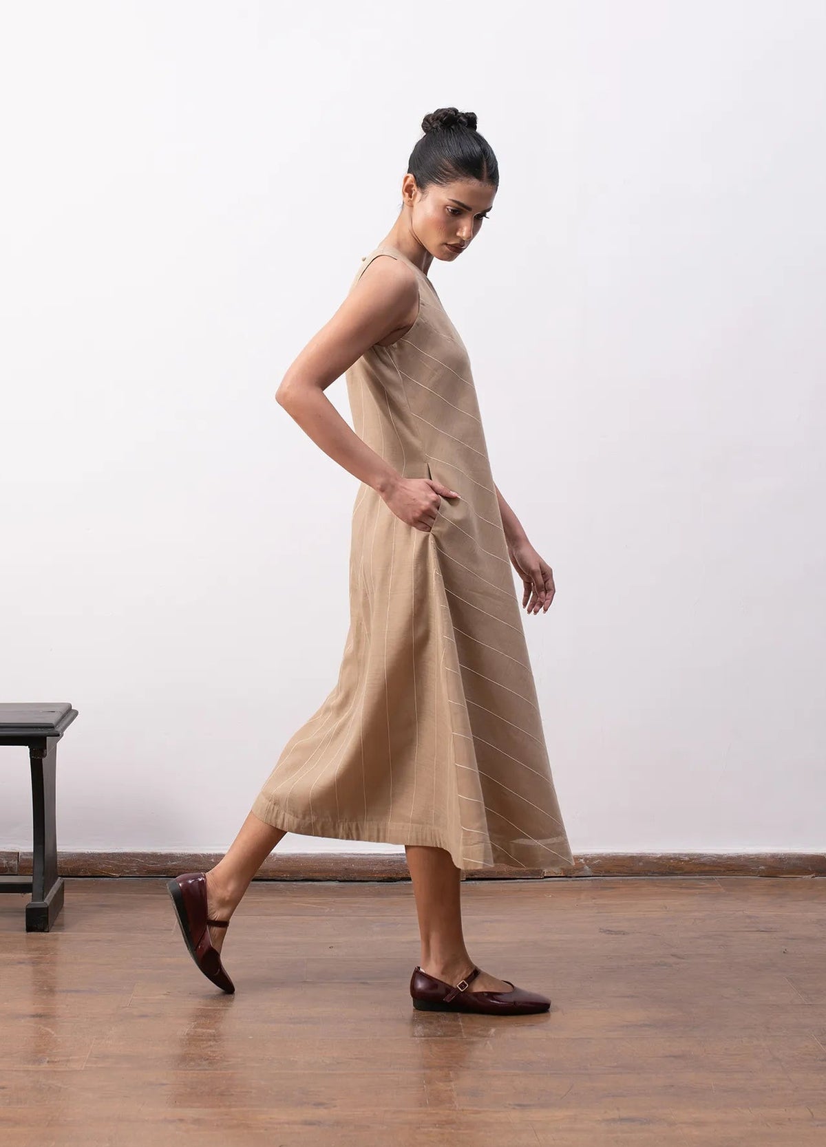 Beige dress with relaxed silhouette Hiranya