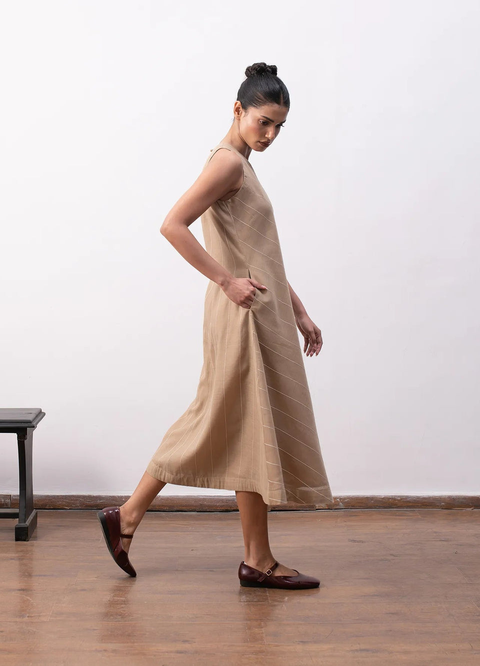 Beige dress with relaxed silhouette Hiranya