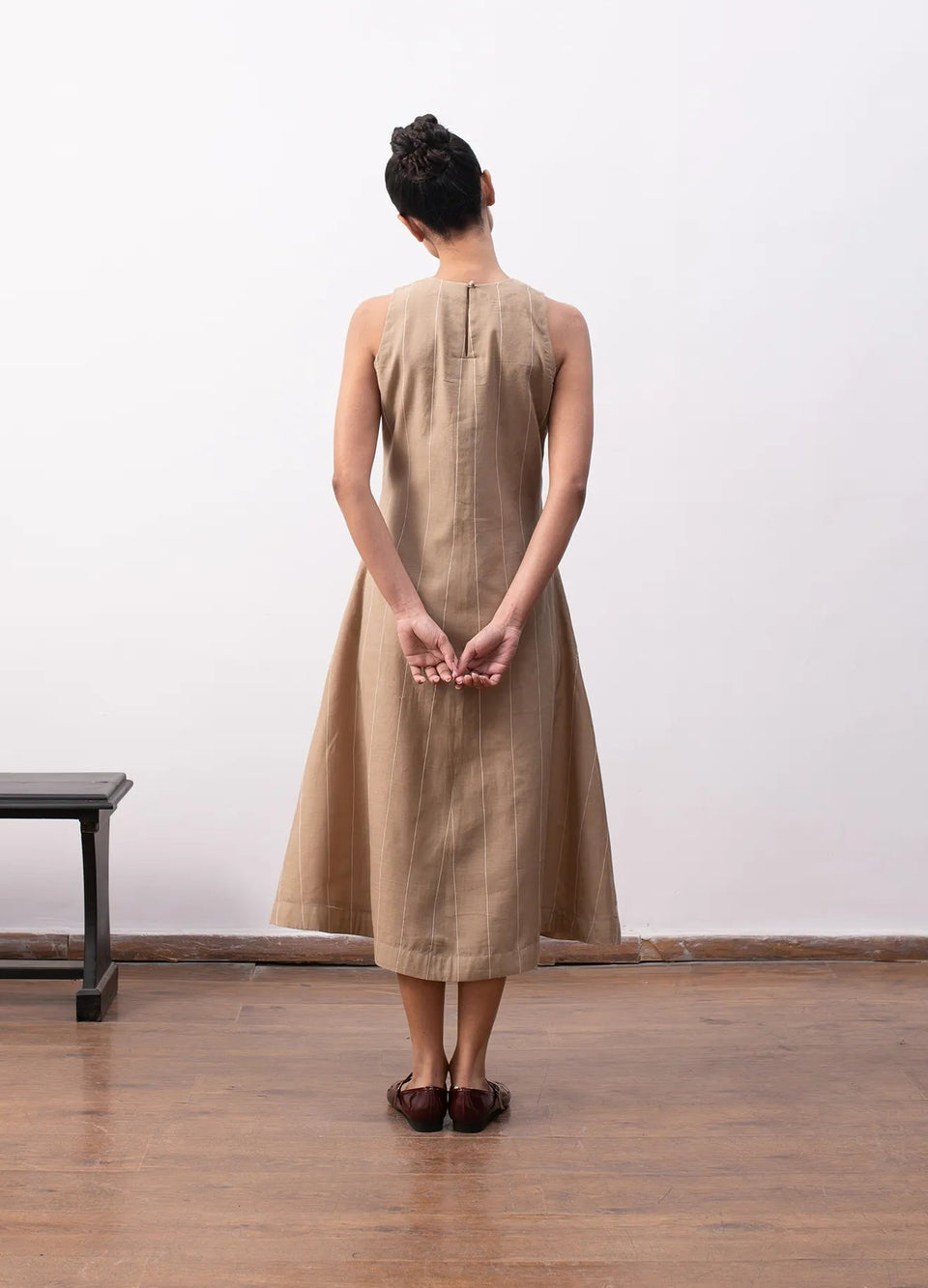 Beige dress with relaxed silhouette Hiranya