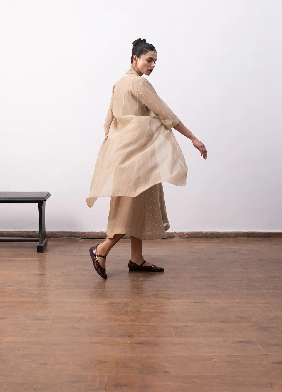 Beige layered dress with flowy silhouette jacket - Hiranya