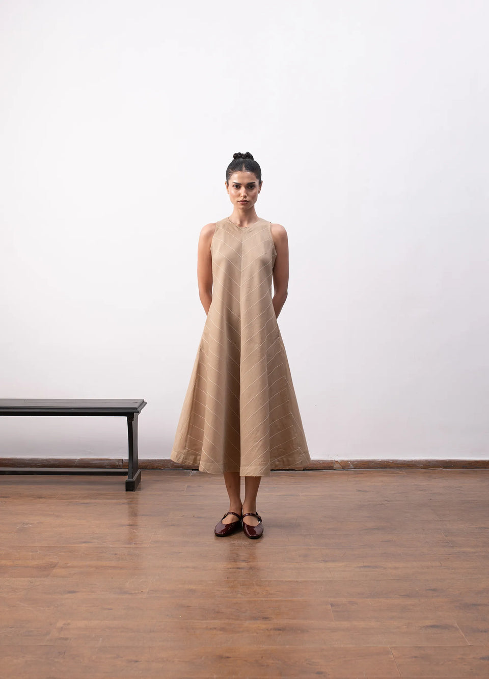 Beige dress with relaxed silhouette Hiranya