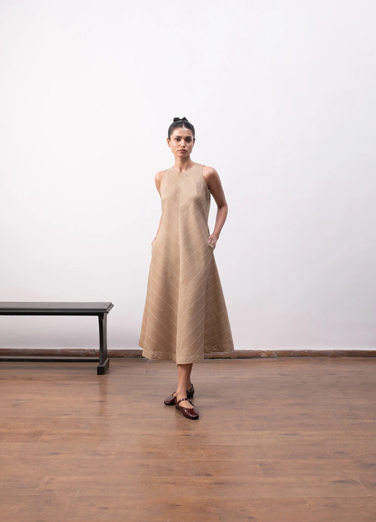 Beige dress with relaxed silhouette Hiranya