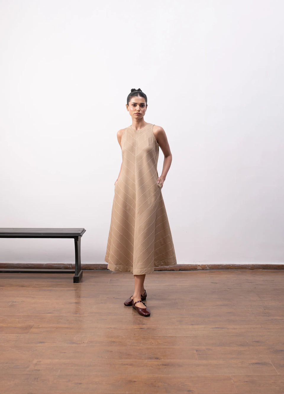 Beige dress with relaxed silhouette Hiranya