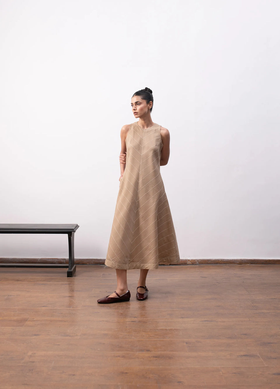 Beige dress with relaxed silhouette Hiranya