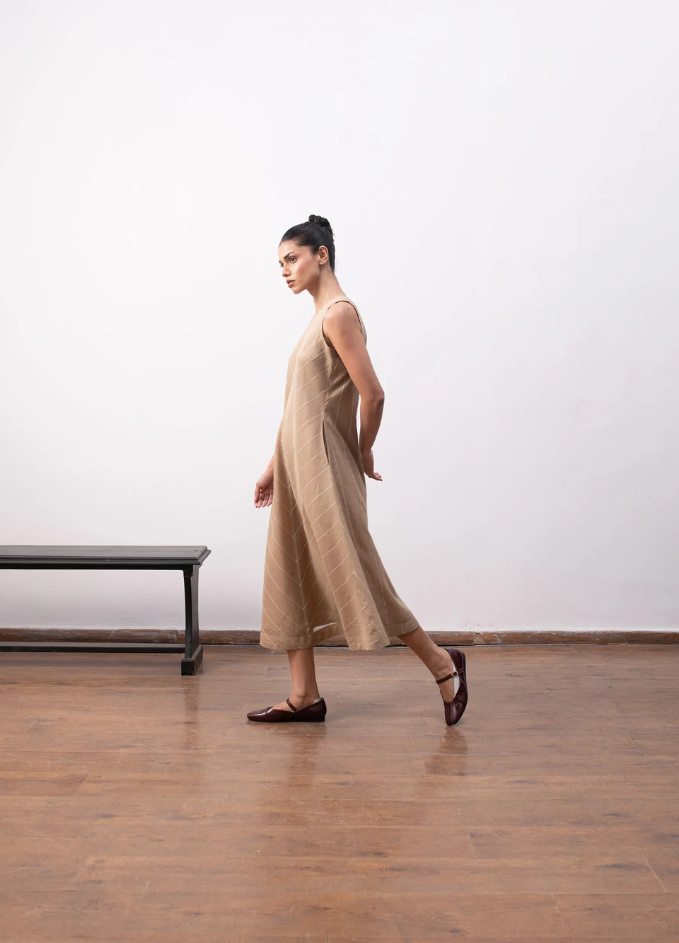 Beige dress with relaxed silhouette Hiranya