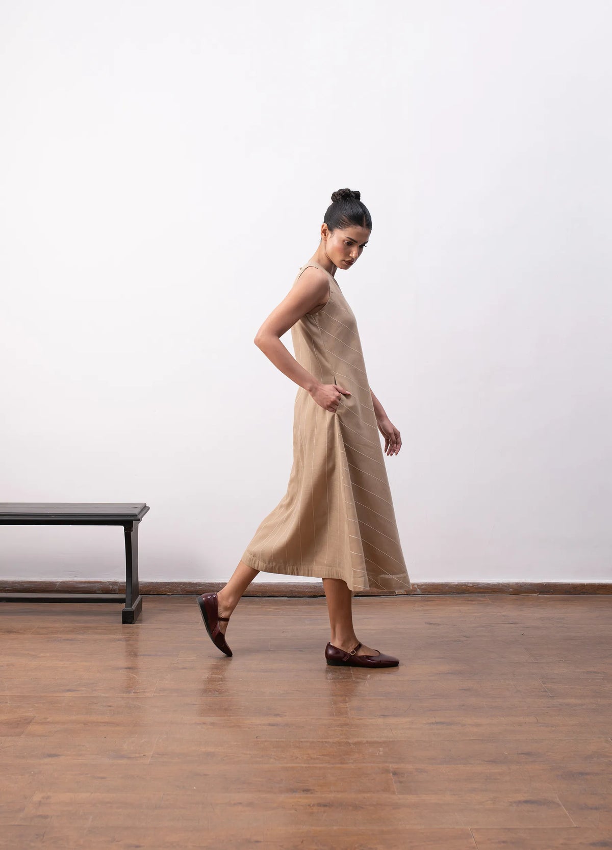 Beige dress with relaxed silhouette Hiranya