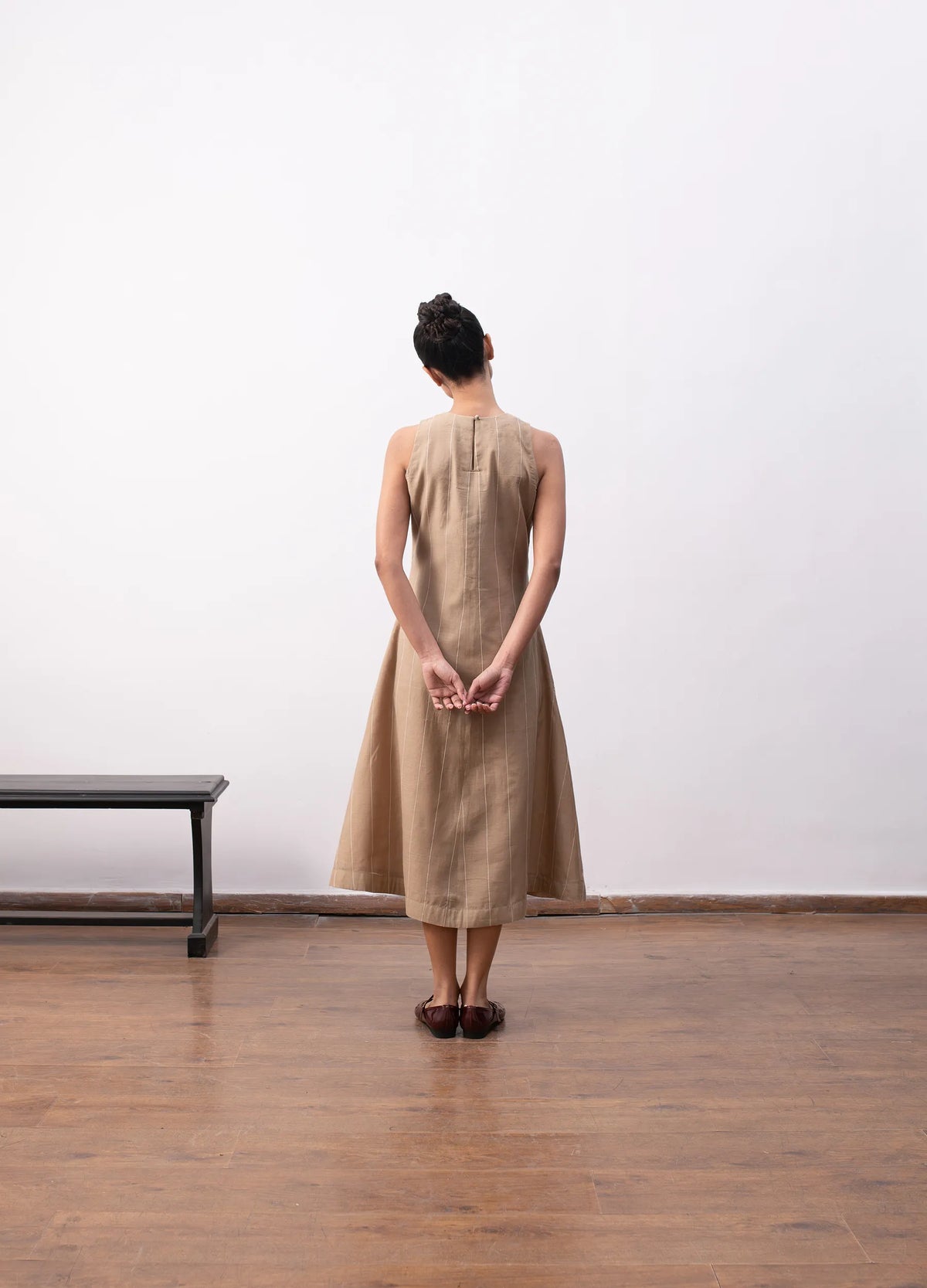 Beige dress with relaxed silhouette Hiranya