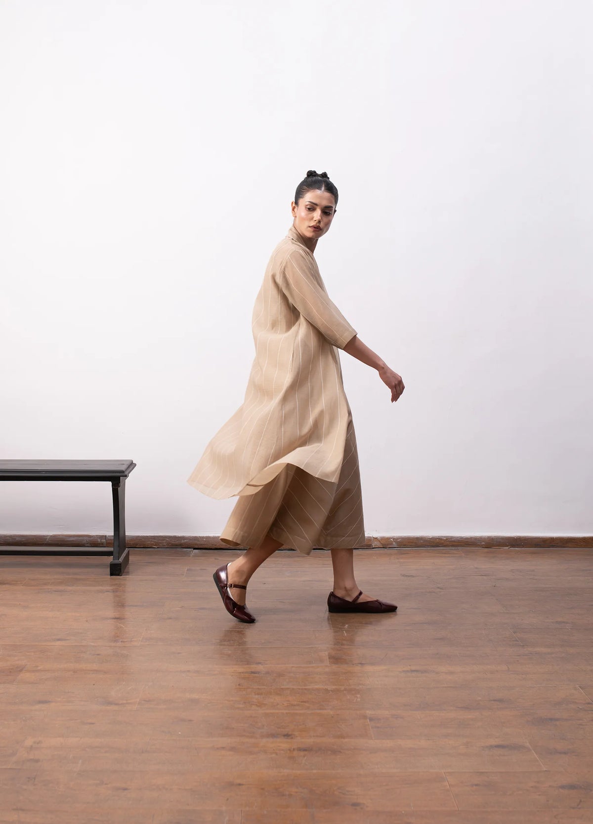 Beige layered dress with flowy silhouette jacket - Hiranya