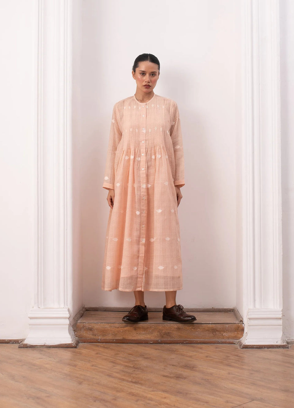 Peach midi dress with soft structure and flow - Hiranya