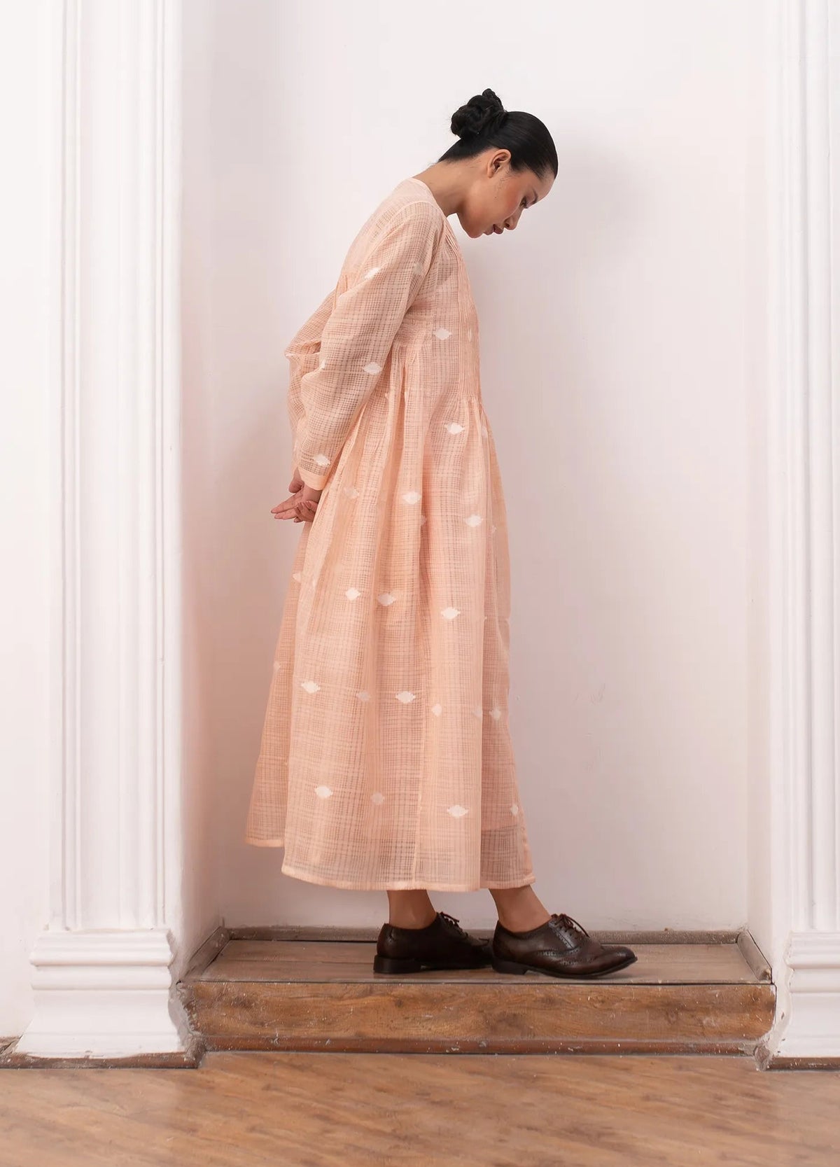 Peach midi dress with soft structure and flow - Hiranya