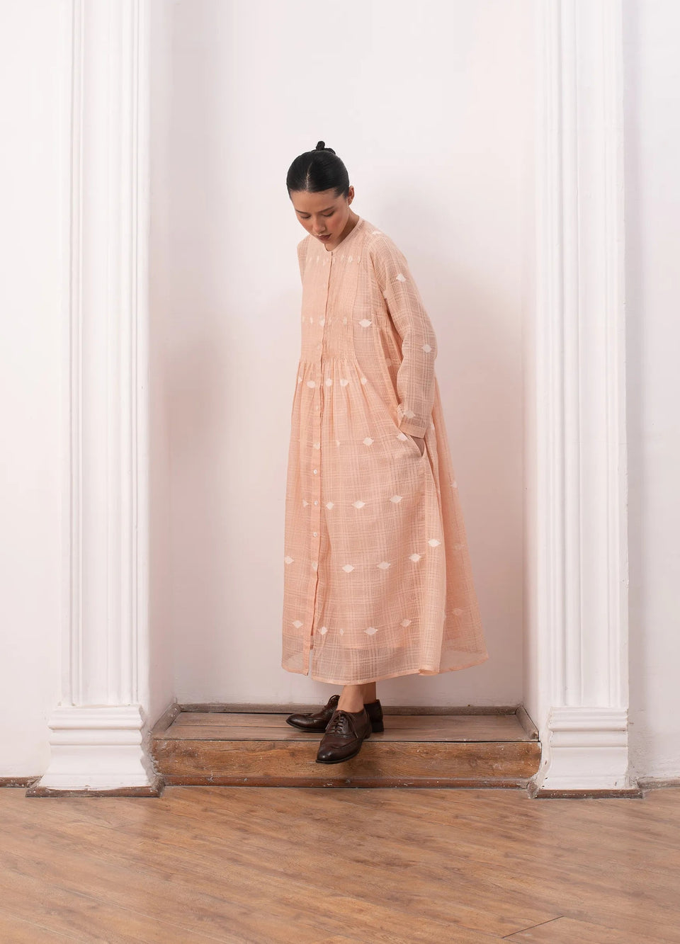 Peach midi dress with soft structure and flow - Hiranya