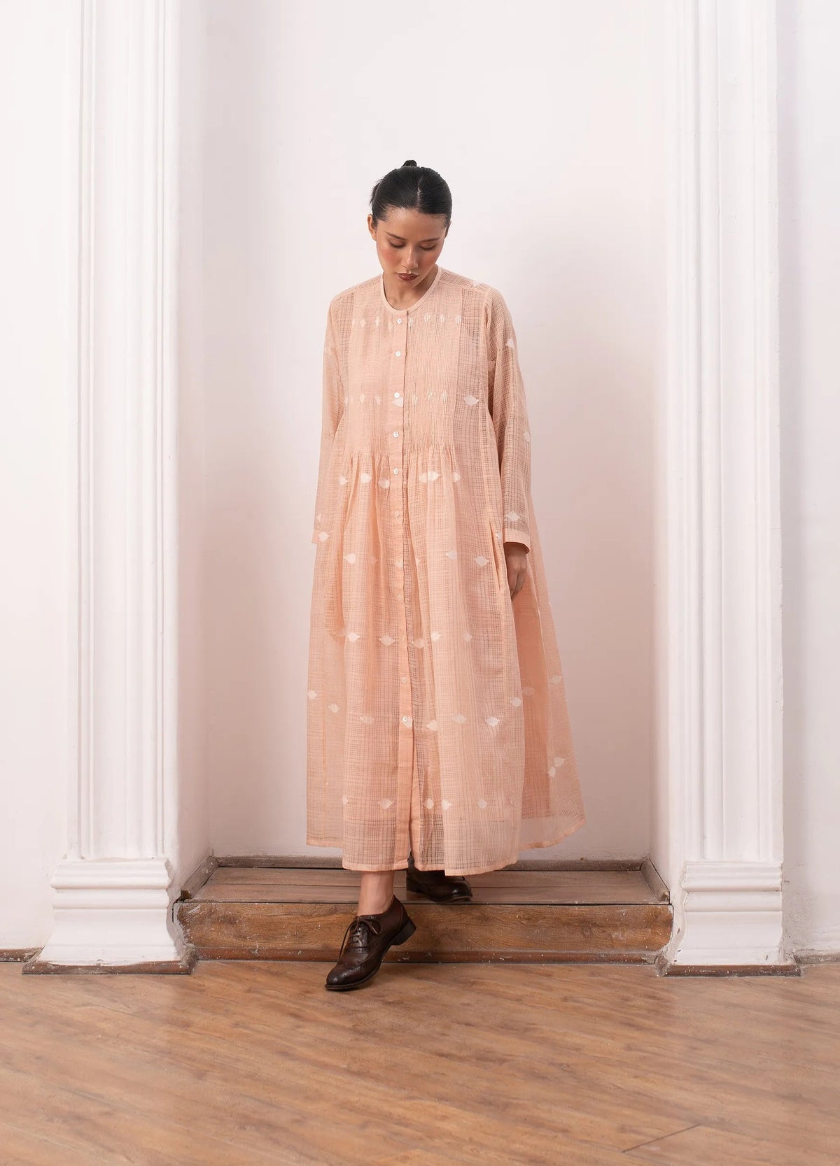 Peach midi dress with soft structure and flow - Hiranya