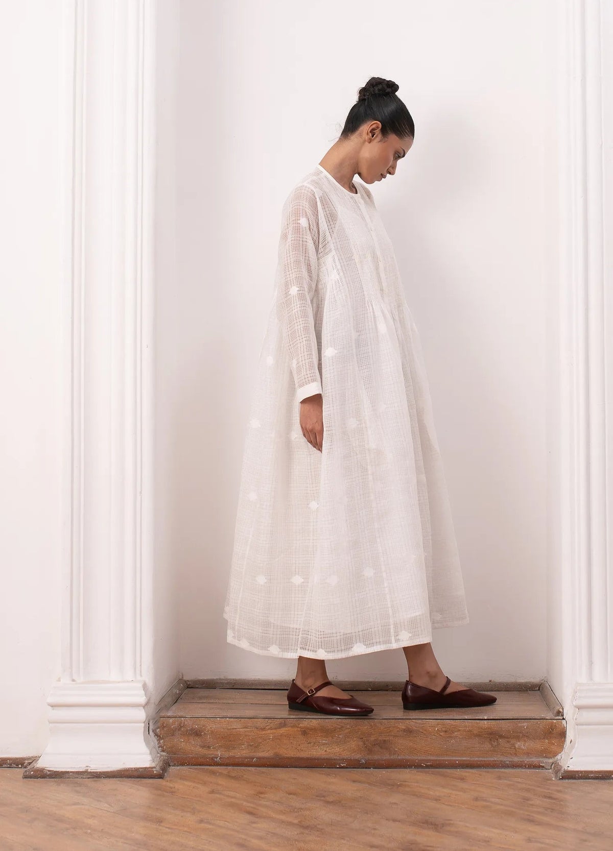 White midi dress with minimal clean silhouette - Hiranya